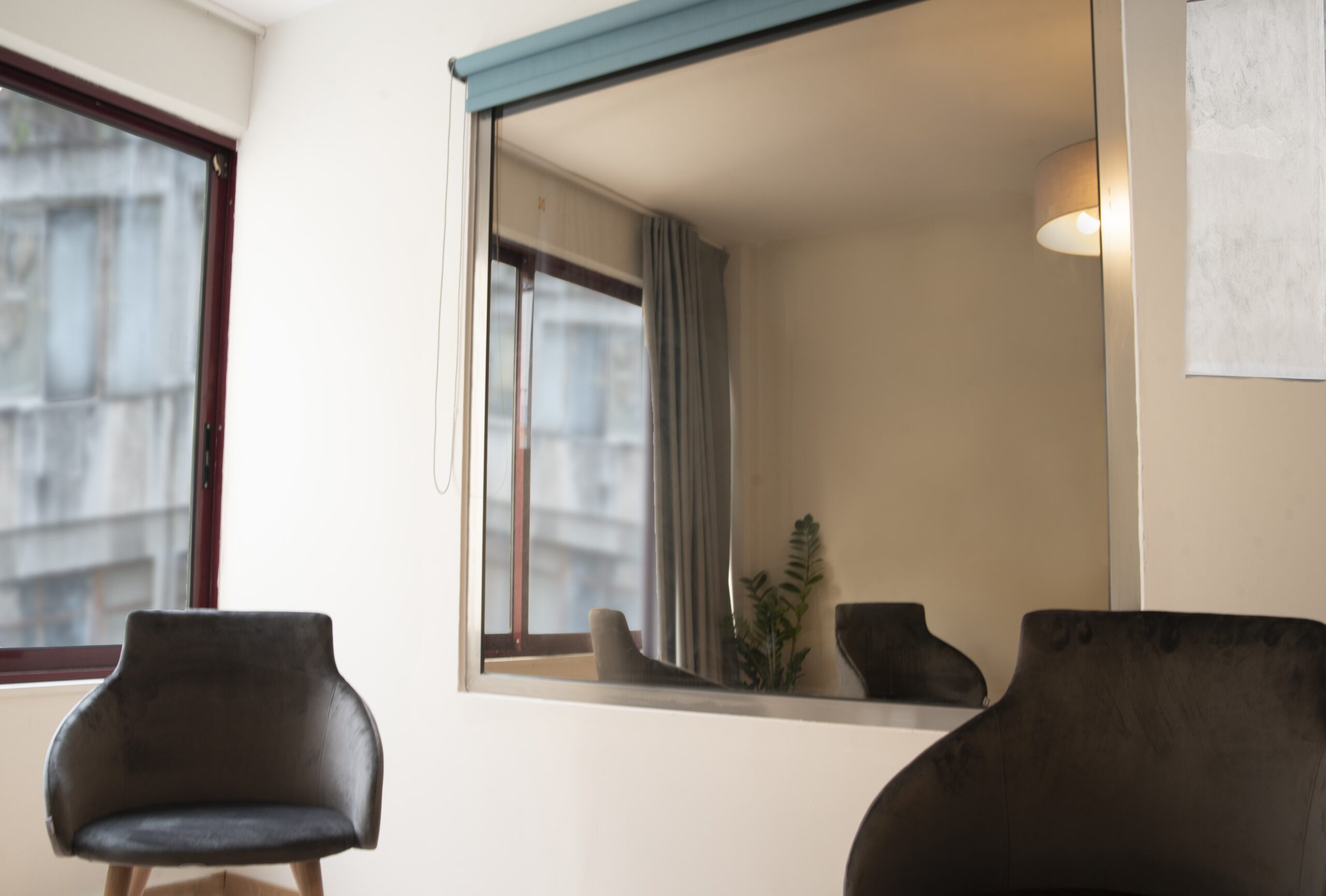 Καθρέφτης και καρέκλες