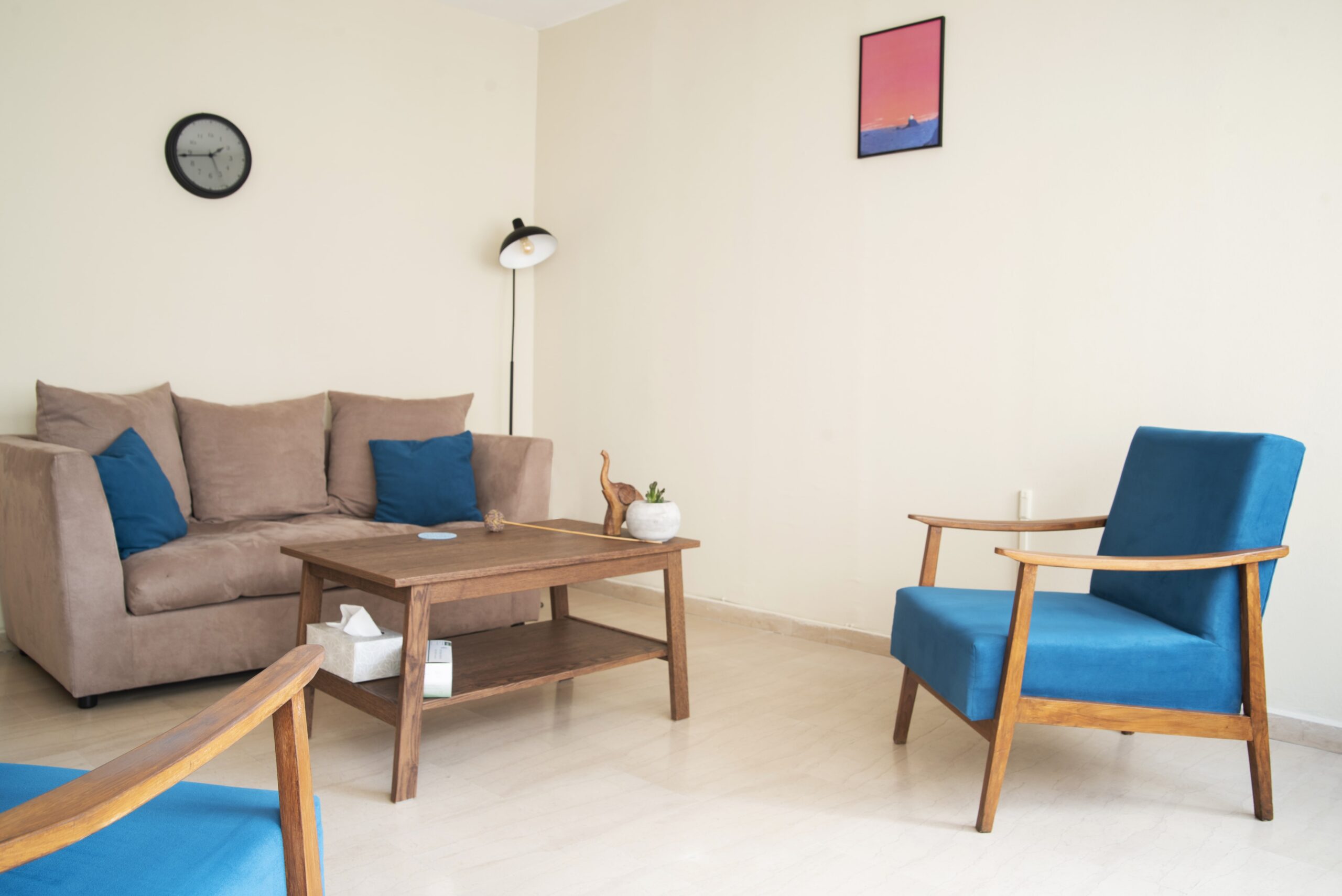 χώρος με καναπές και πολυθρόνες