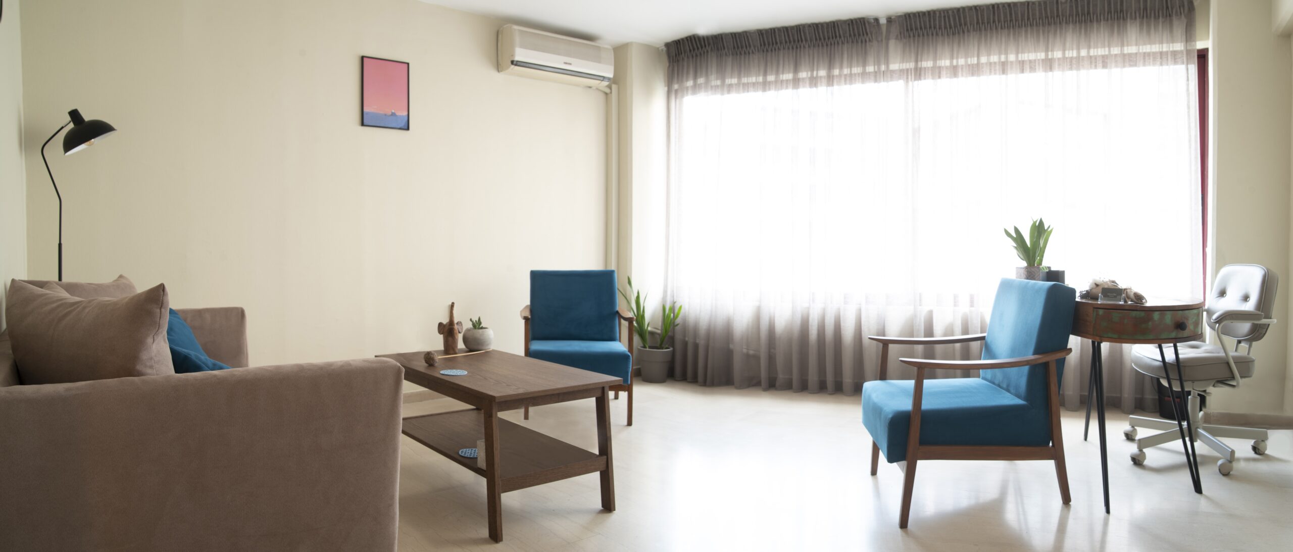 χώρος με καναπές και πολυθρόνες